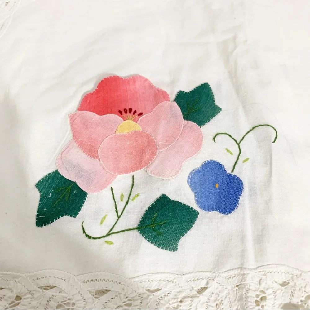 Vintage Unbranded Set of Six Floral Appliqué Embroider Linen Luncheon Placemats
